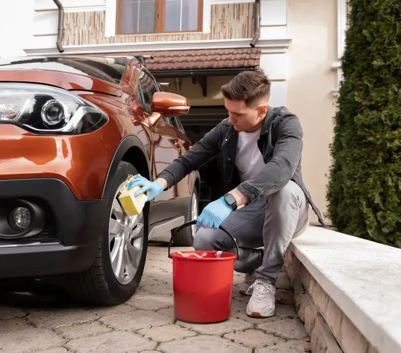 Lavage auto à domicile Barzun : professionnel intervenant sur un véhicule